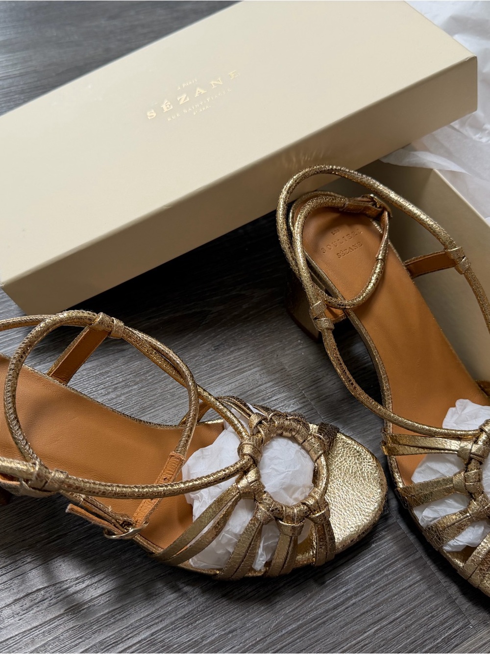 Sezane Metallic Gold Strappy Heel Sandals
Gloria Sandales
US 8 / 9 in